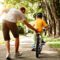 Cómo enseñarle a tu hijo a montar en bicicleta