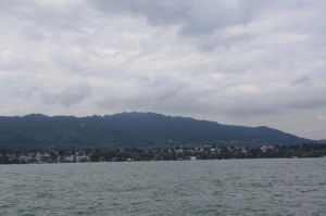 El lago de Zurich y la montaña de Uetliberg. Zurich